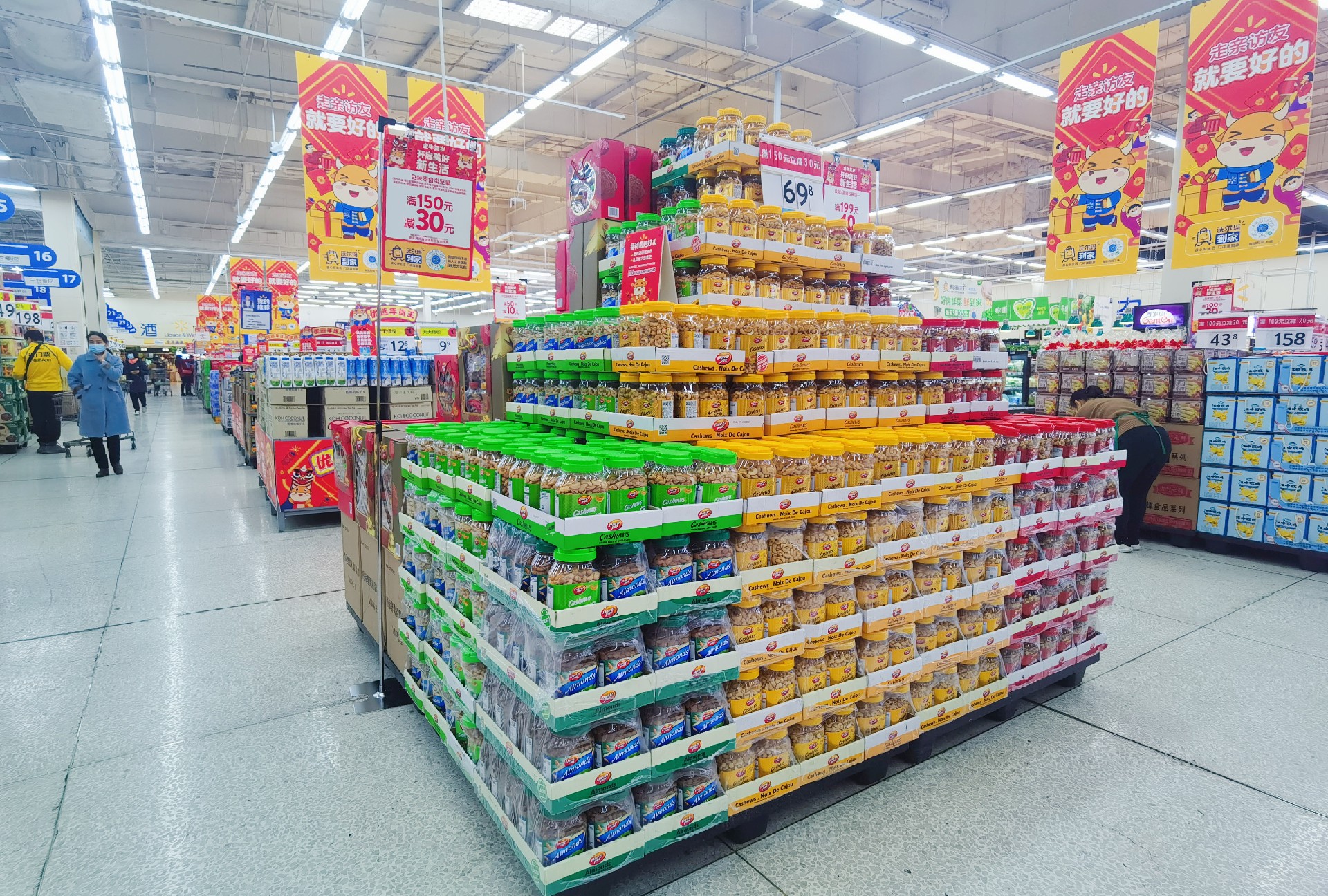 丰富多彩的年货亮相沃尔玛.jpg