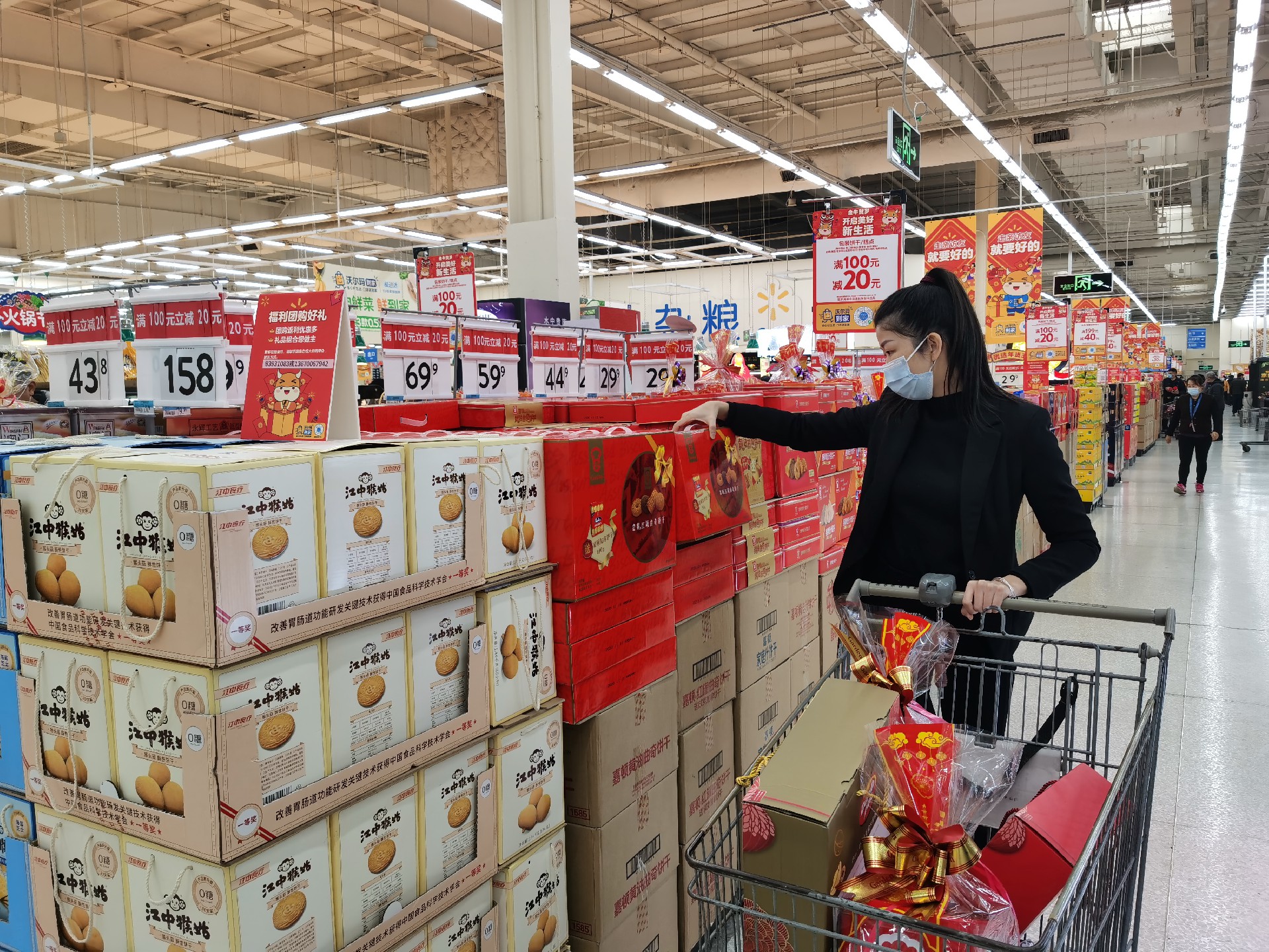 顾客在沃尔玛选购年货.jpg
