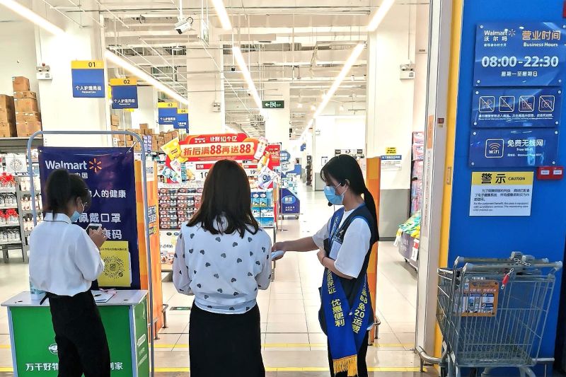 沃尔玛在门店入口处为顾客检测体温并查验健康码.jpg